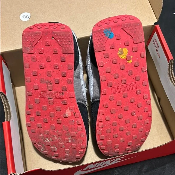 Nike Black and Gray Sneakers Classic Retro Design - Picture 3 of 5